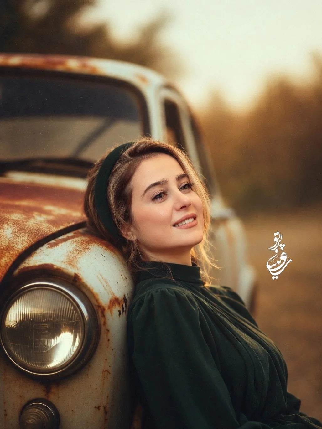تصاویر جدید الناز حبیبی و بهنوش طباطبایی در قاب یک ماشین قدیمی - تصویر مقاله - وبگردی